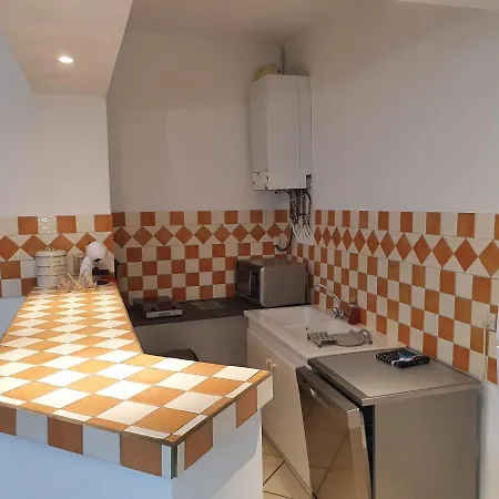 Entre Arènes Et Maison Carrée *