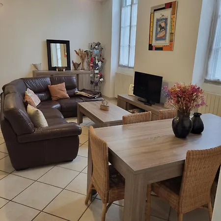 Entre Arenes Et Maison Carree بيت للعطل *