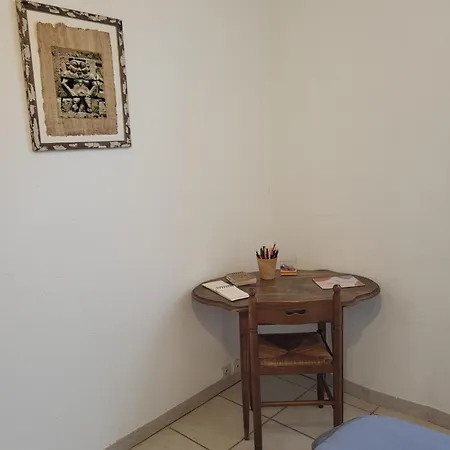 Entre Arenes Et Maison Carree نيم