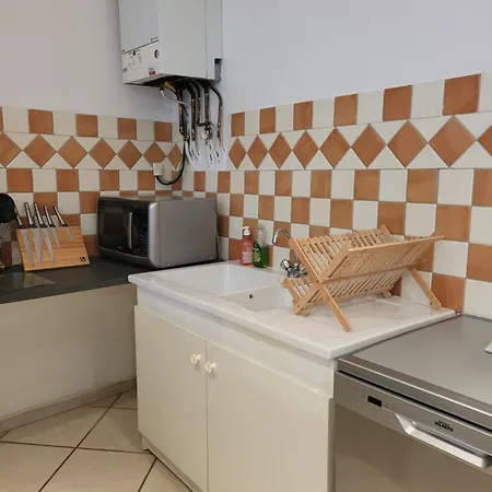 Entre Arènes Et Maison Carrée