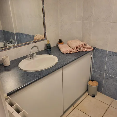 Entre Arenes Et Maison Carree نيم