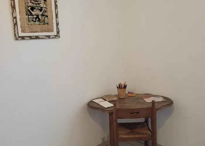 Entre Arènes Et Maison Carrée Nîmes