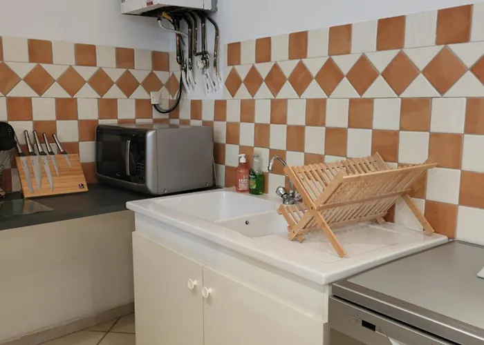 Entre Arenes Et Maison Carree