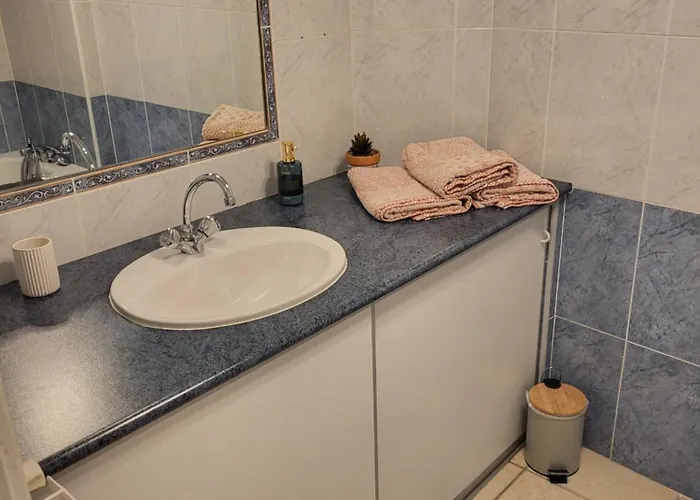 Entre Arènes Et Maison Carrée Nîmes