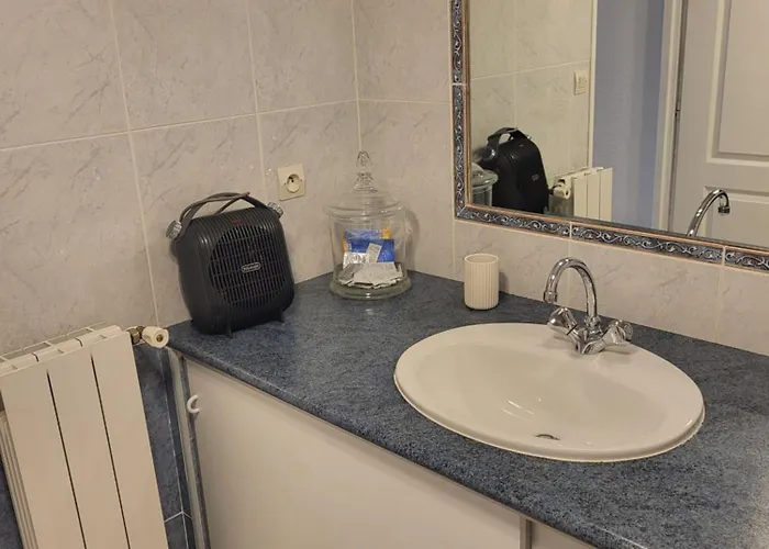 Entre Arènes Et Maison Carrée Nîmes